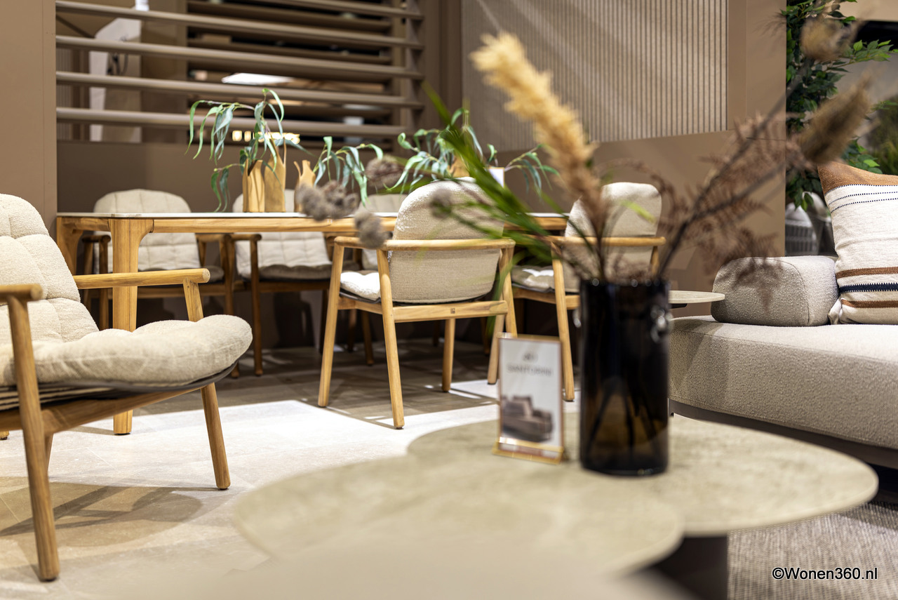 Another novelty is the ceramics. To complement the new earth tones, 4 Seasons Outdoor introduces the Sabia Pana ceramics. A vibrant light stone look can be combined with both teak tables and tables with a Terre stainless steel base.